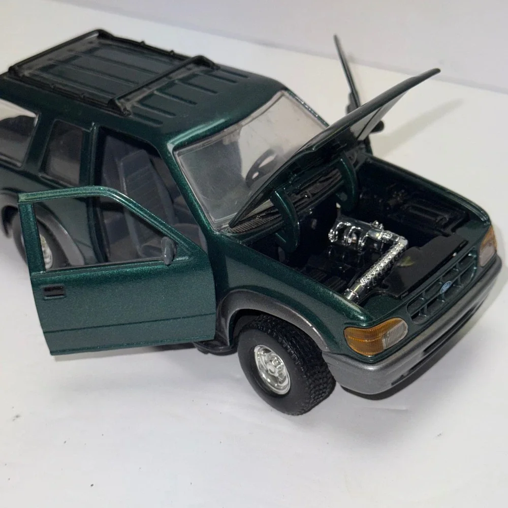 Redbox Ford Explorer Sport 90's  Diecast Model Car 1:24 Scale SUV Opening Doors